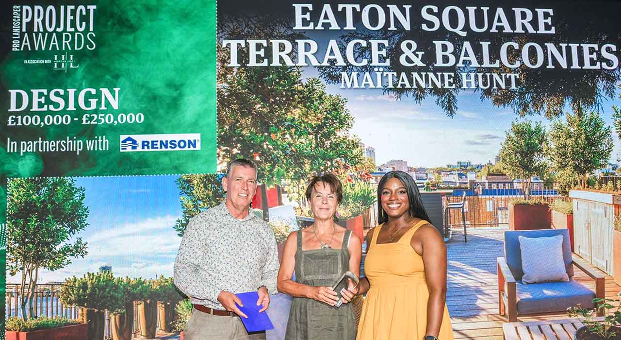 Maïtanne Hunt accepting the Pro Landscaper Award 2005 Design £100,00-£250,000 for Eaton Square Roof Terrace