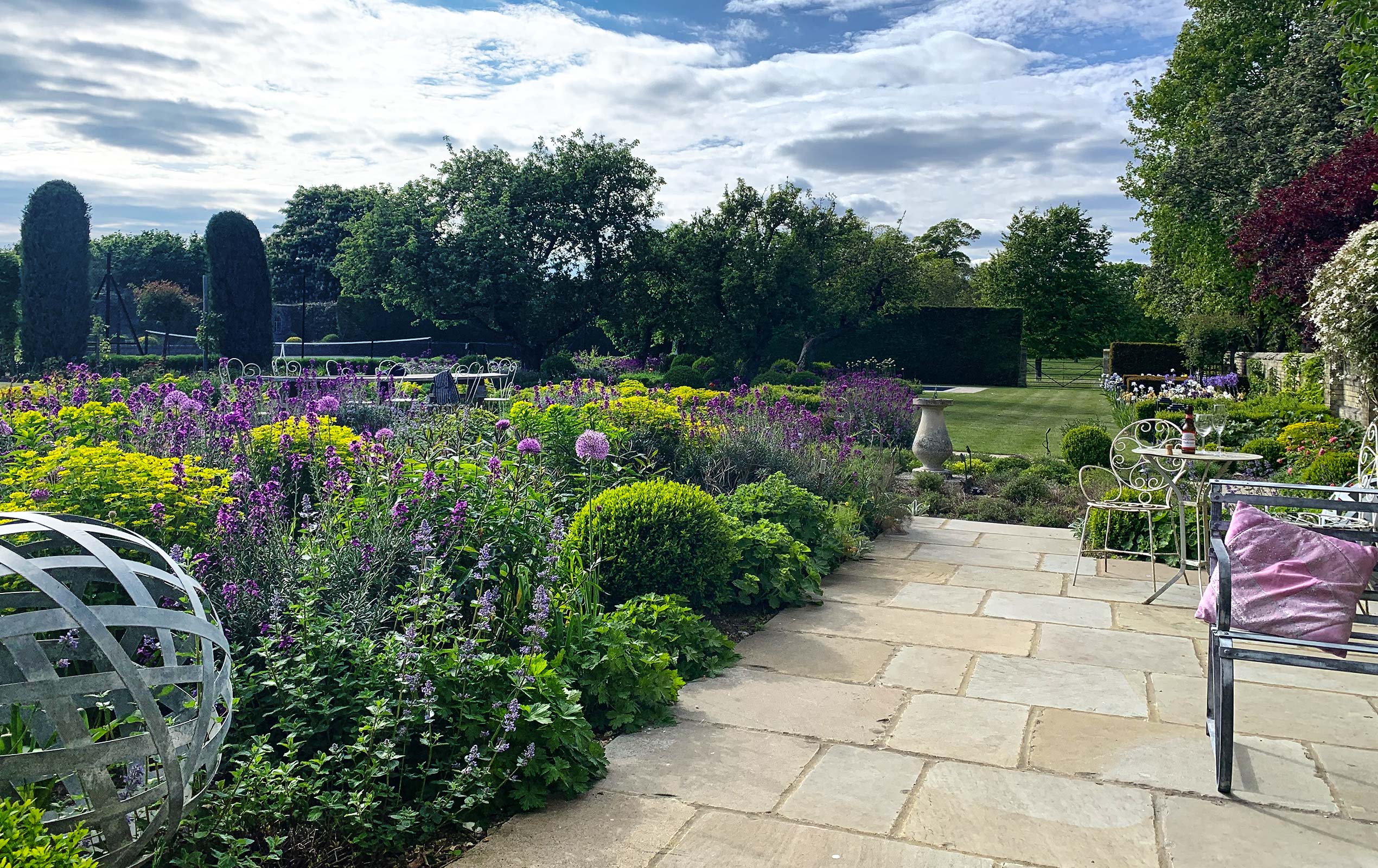 Country Garden in Cambridgeshire by Maïtanne Hunt