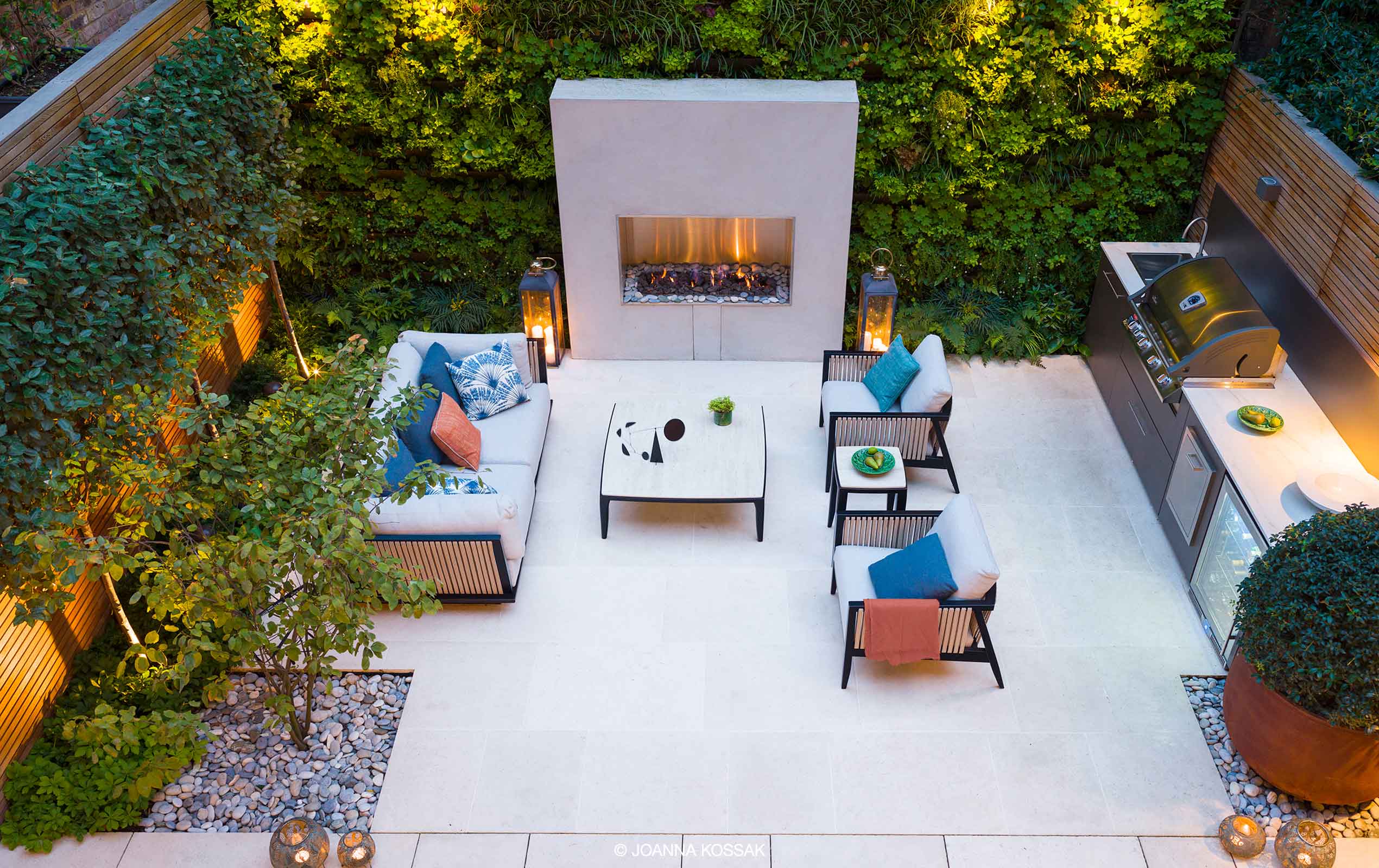 Contemporary Kensington Courtyard designed by Maïtanne Hunt