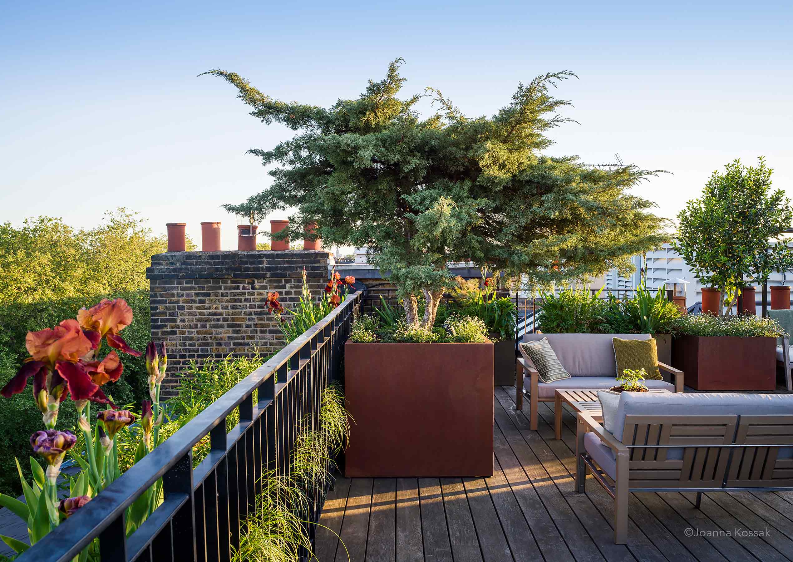 Eaton Square Roof Terrace by Maitanne Hunt